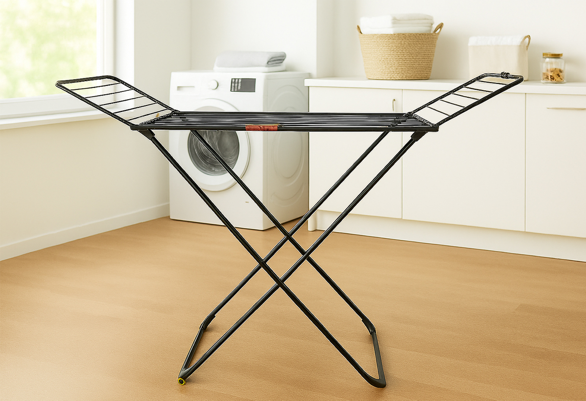 Απεικονίζεται η απλώστρα σε ένα δωμάτιο.